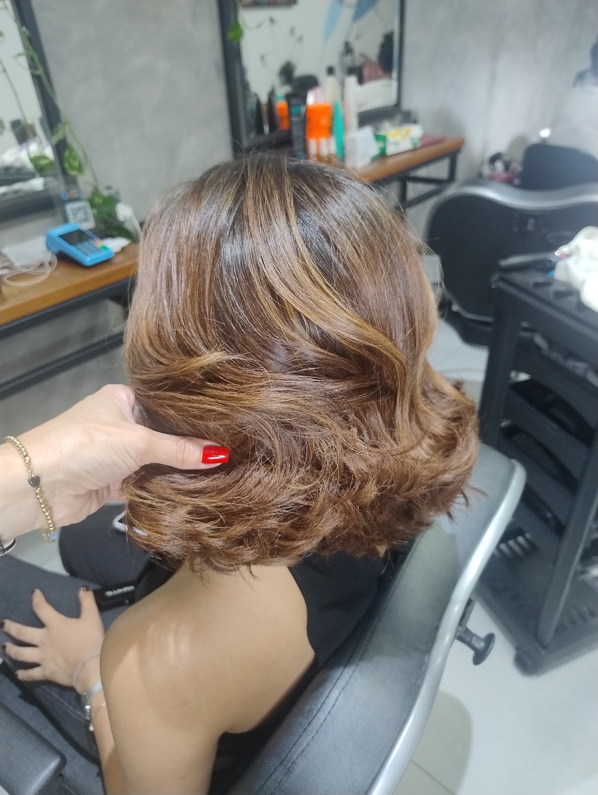 Finalização de penteado feita na Rose Hair, no Capão Raso